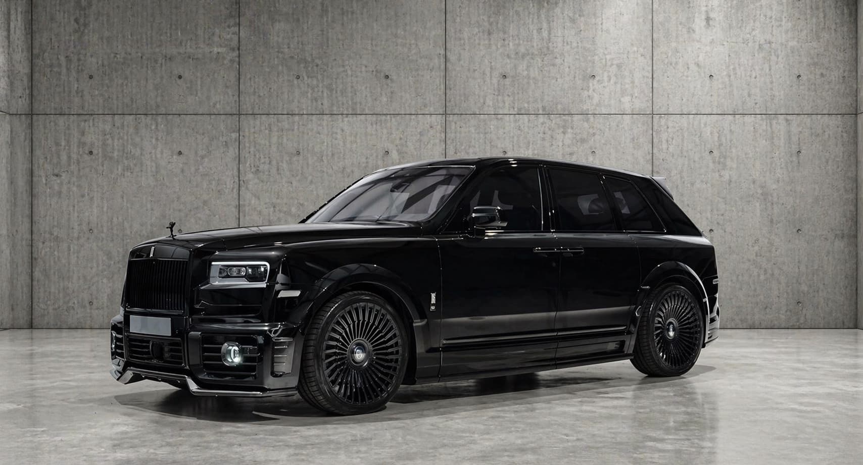 Rolls Royce Cullinan Urban in black